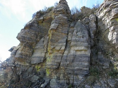 Shot of the cliff face 60 foot drop from where lion is..JPG